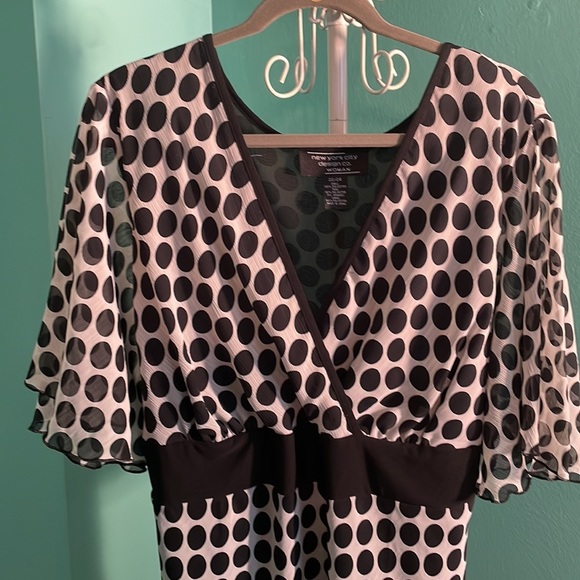 New York City Design Co. EUC size 22/24W white with black dots. V-neck & has tie - Picture 5 of 11